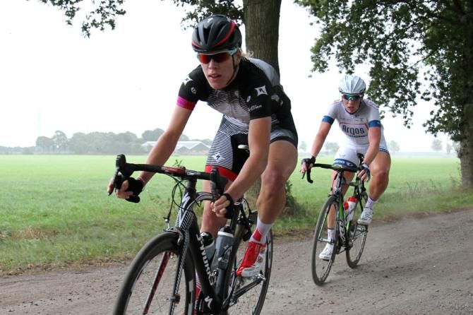 Ellen van Dijk (Specialized-lululemon) leads Kirsten Wild (Argos) on the dirt