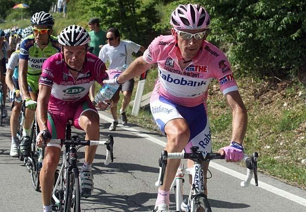 Denis Menchov (Rabobank) and Danilo Di Luca (LPR Brakes) sharing some water.