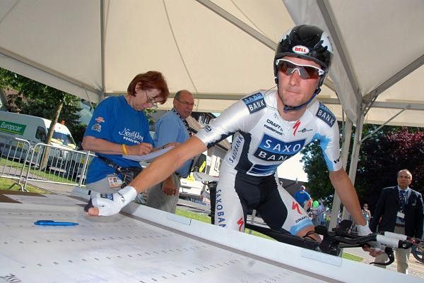 Frank Schleck (Saxo Bank) quickly signs on before the start.