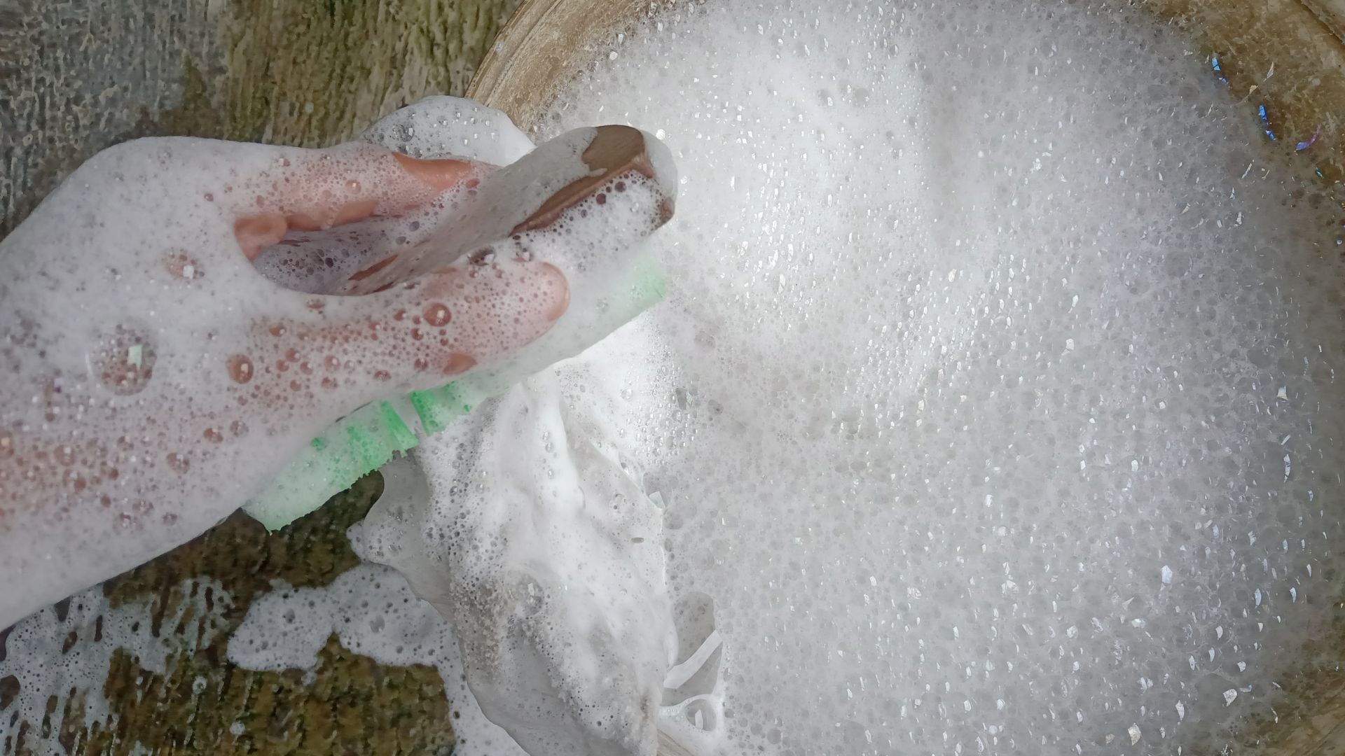 picture of white foamy detergent in bowl