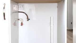 Alcove for washing machine with water pipes, standpipe and power supply