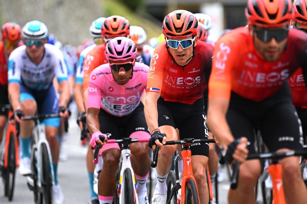 Giro d'Italia leader Jhonatan Narv&aacute;ez with his Ineos Grenadiers teammates