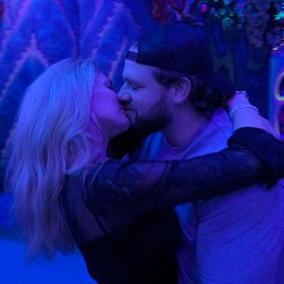 amber and jordan kiss in a neon blue room at the amusement park otherworld in love is blind season 10