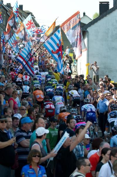 The peloto packed in the Cote de St. Roch