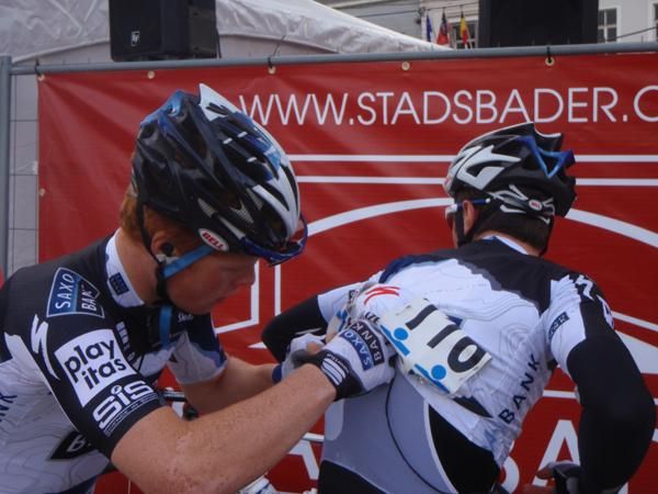Dominik Klemme helps Anders Lund fix his radio