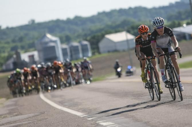 Olivia Dillon (Specialized-Lululemon) and Lauren Hall (Optum) get a gap on the field.