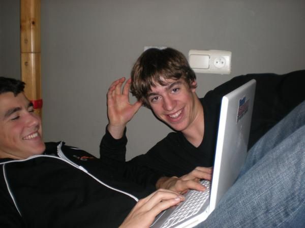 Skyler and Yannick having fun on the computer