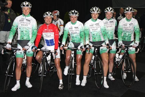 The Nederland Bloeit women wait for the race to start.