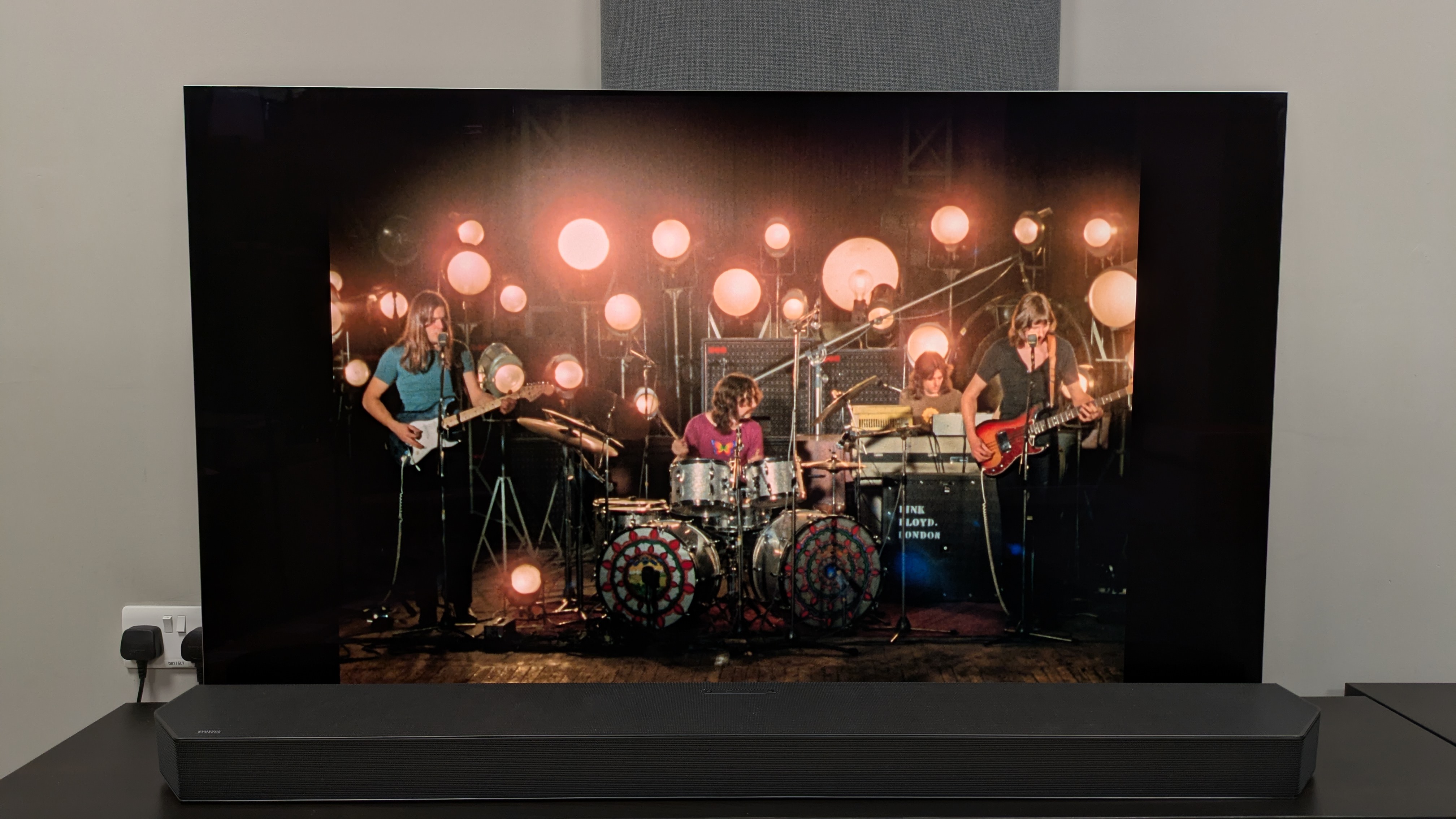 Pink Floyd: Live at Pompeii MCMLXXII 4K Blu-ray showing the band in front of some lamps 