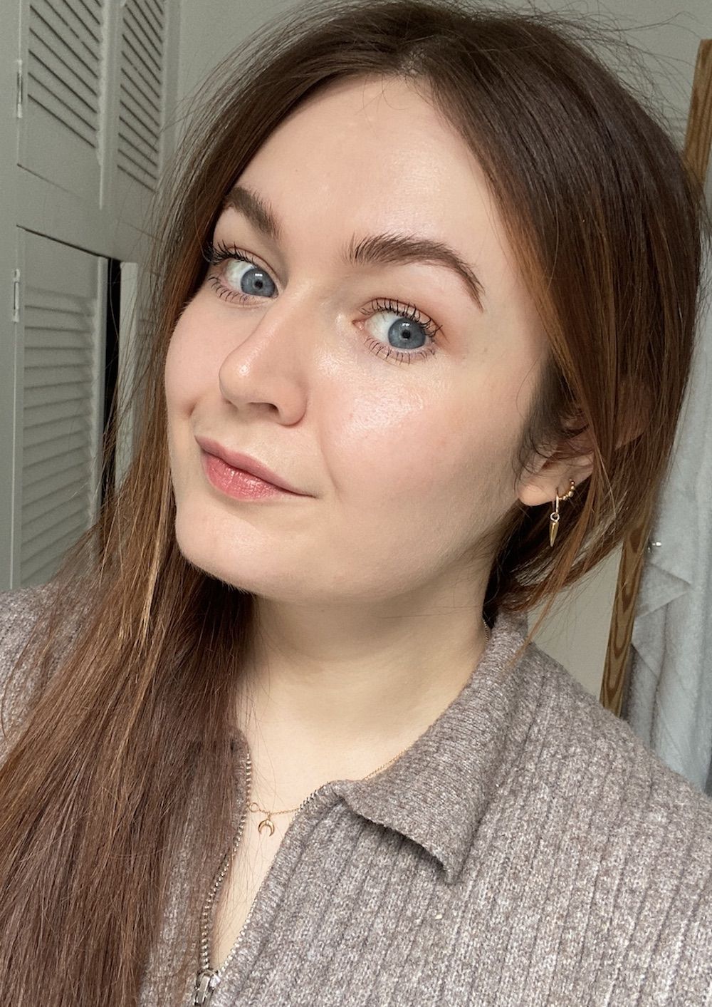 Lucy wearing Jones Road The Brow Gel in Light Brunette