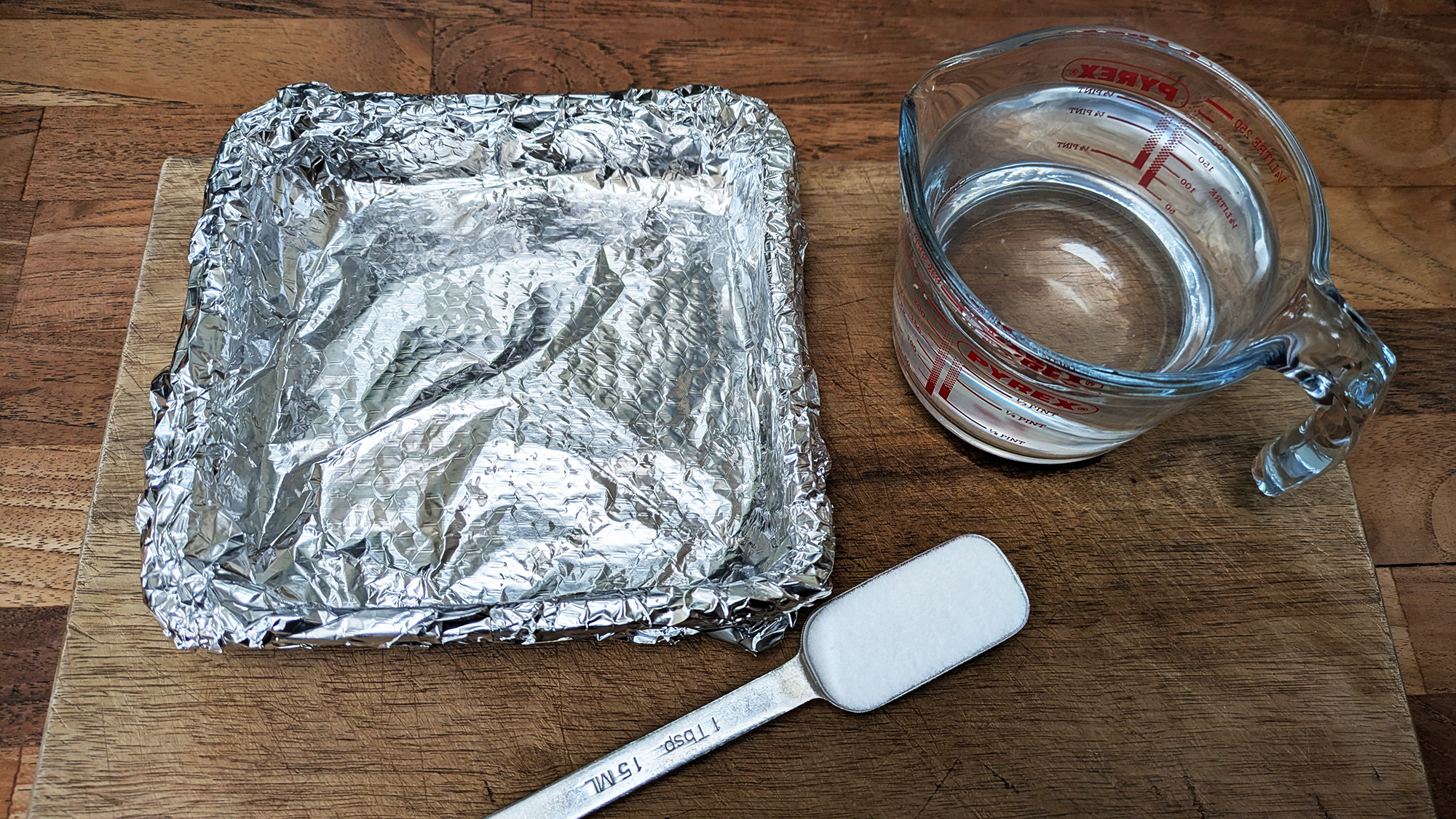 Cleaning silver jewelry with aluminum foil