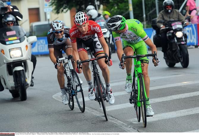 Stefano Pirazzi (Bardiani CSF) checks the position of Tim Wellens
