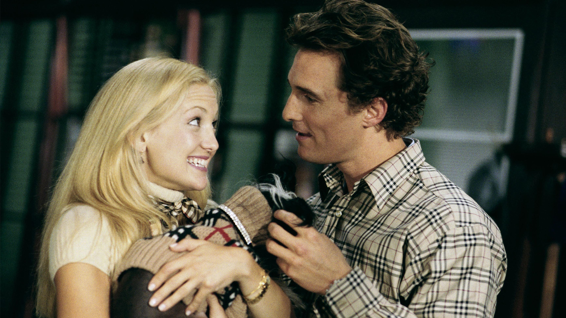 (L to R) Kate Hudson as Andy holding a dog and watching Matthew McConaughey as Ben