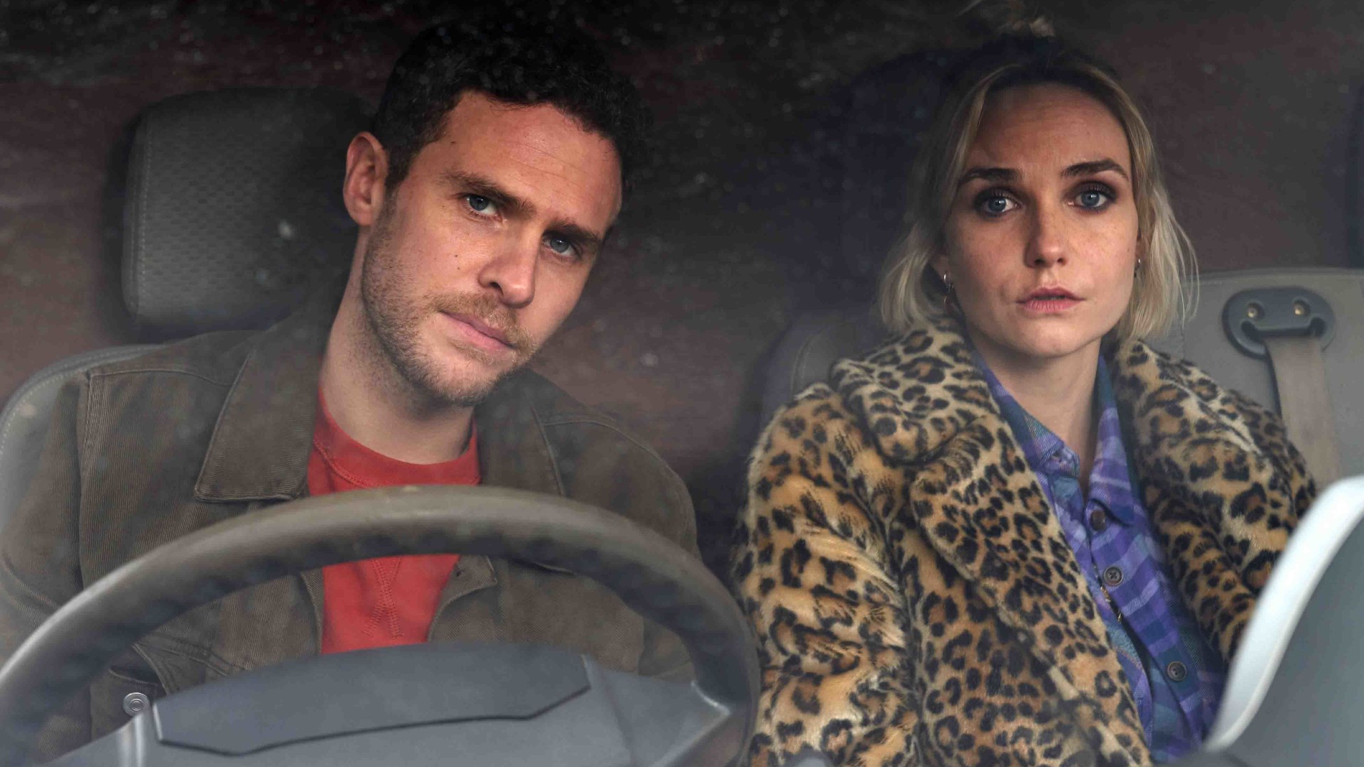 Iain De Caestecker a Joanna Vanderham v Kontrolní místnosti