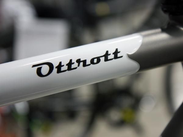 Serotta offers the Ottrott in a wide range of finishes. The masked logo on this example lets the carbon fiber weave peek through.