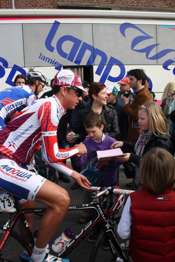 Leif Hoste (Katusha) mingles with the fans before the start.