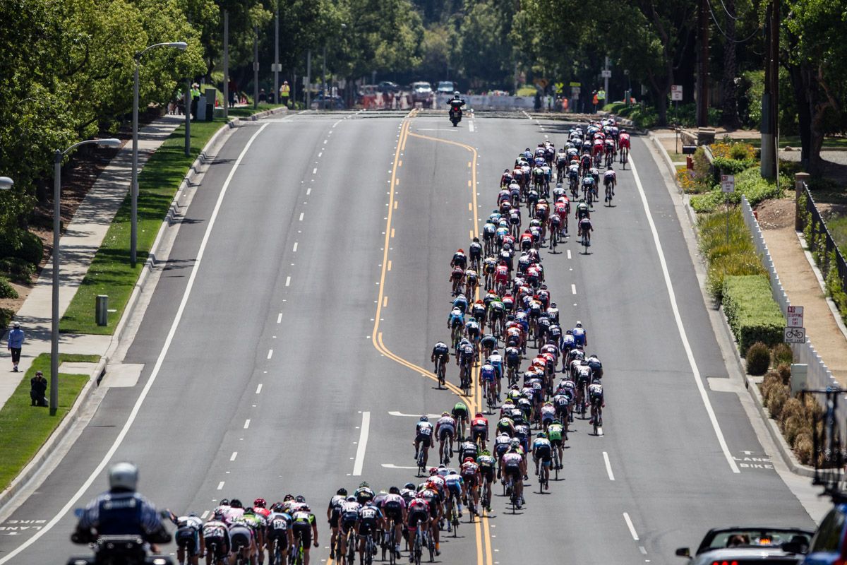 The mens field gets strung out along the descent.