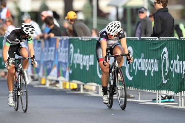Chloe Hosking (Specialized - lululemon) and Melissa Hoskins (GreenEDGE) look at each other with 2 laps to go.