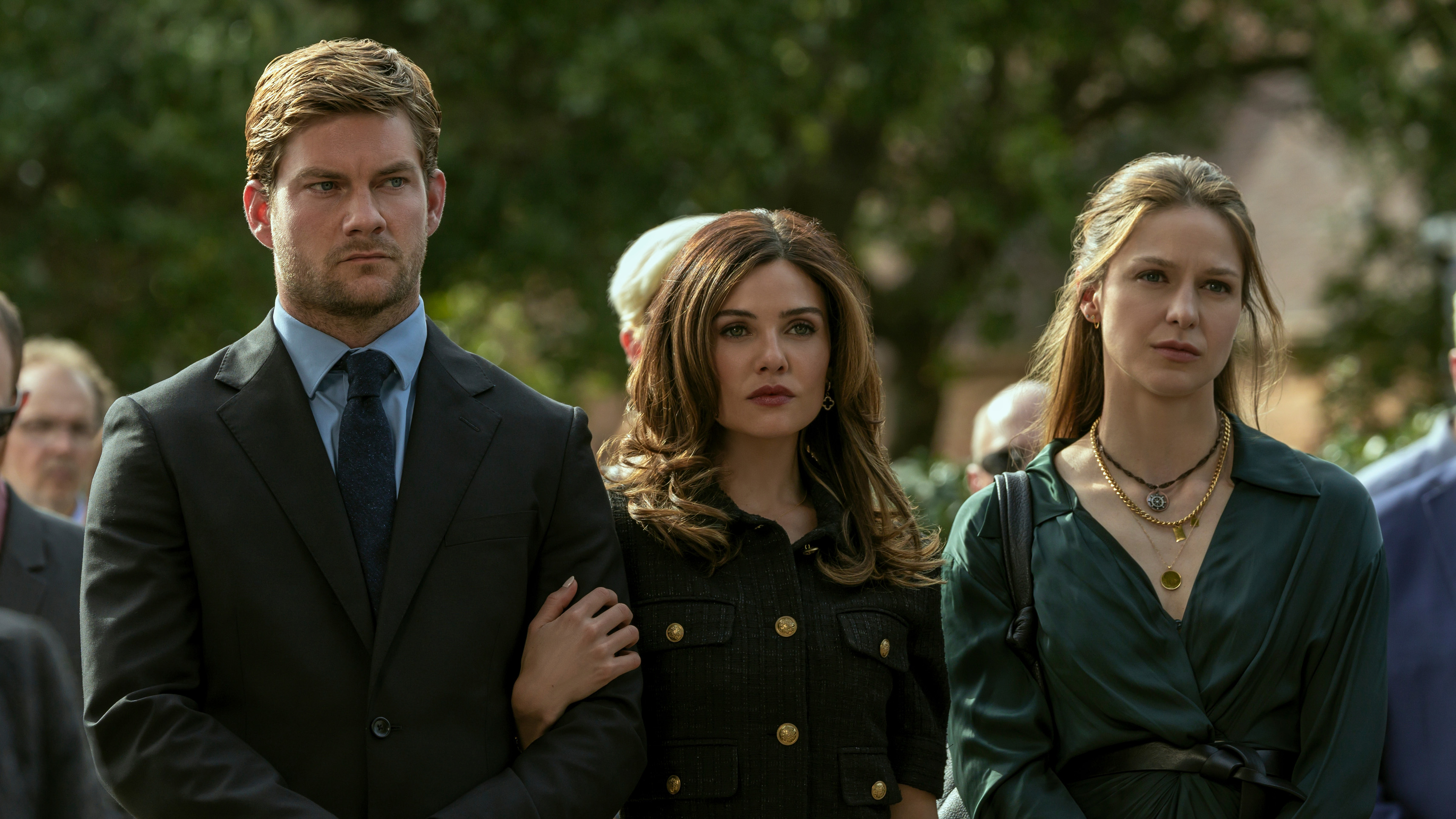 Jake Weary as Cane Buckley, Danielle Campbell as Peyton, Melissa Benoist as Bree Buckley in The Waterfront.