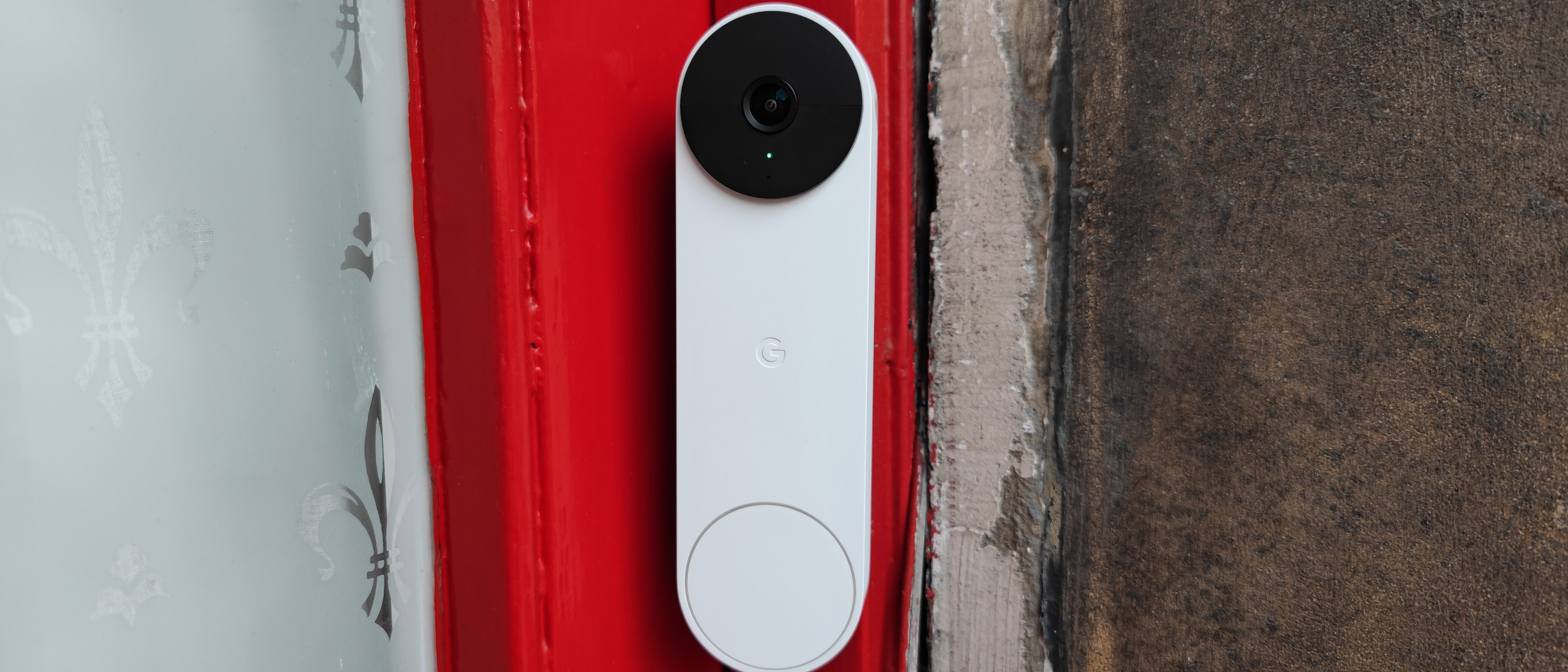 Google Nest Doorbell (battery) på en rød dørkarm