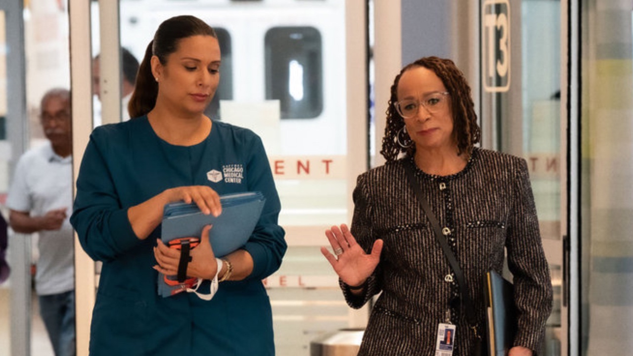 Doris talking to Goodwin in the ED in Chicago Med 11x01