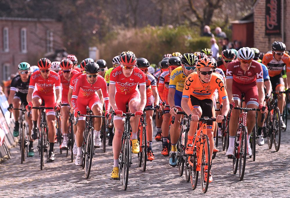 The peloton climbs the cobbles in Nokere Koerse