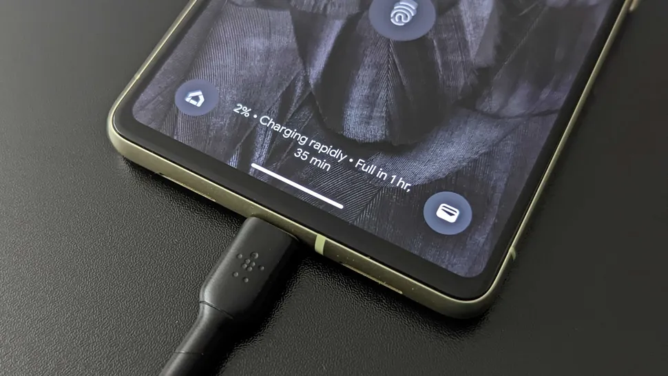 شاحن USB-C متصل بجهاز جوجل بكسل 7