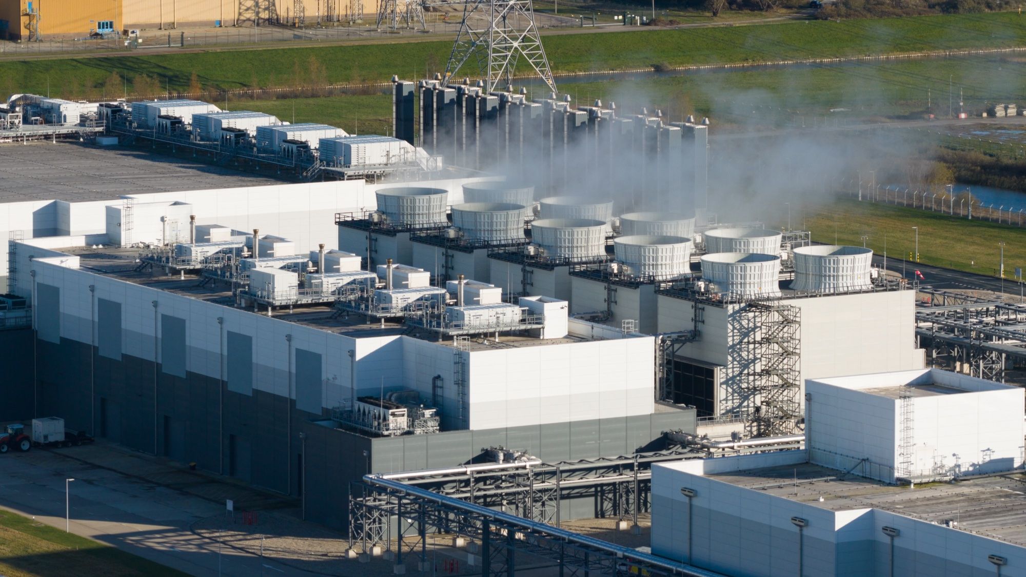 “ما در حال تخلیه مخازن هستیم تا یک چت بات بتواند شعر بنویسد” – او به هوش مصنوعی که کسب و کارش را خورده تغذیه کرد، اکنون با این سخنرانی ویروسی شهر خود را از حباب هوش مصنوعی نجات می دهد.
