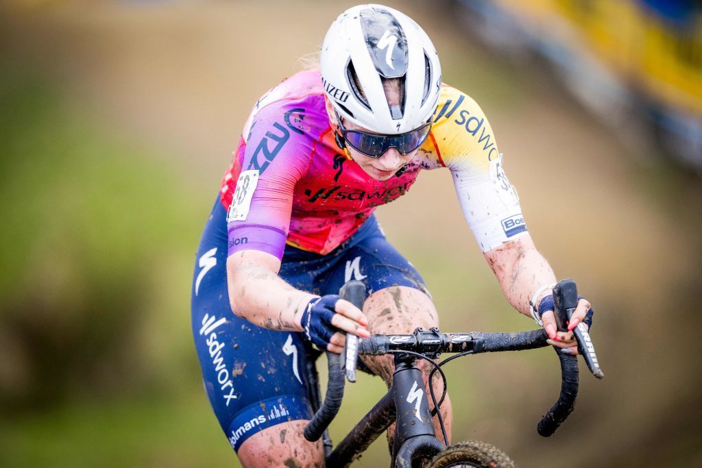 Lorena Wiebes debuts in SD Worx training kit at GP Sven Nys