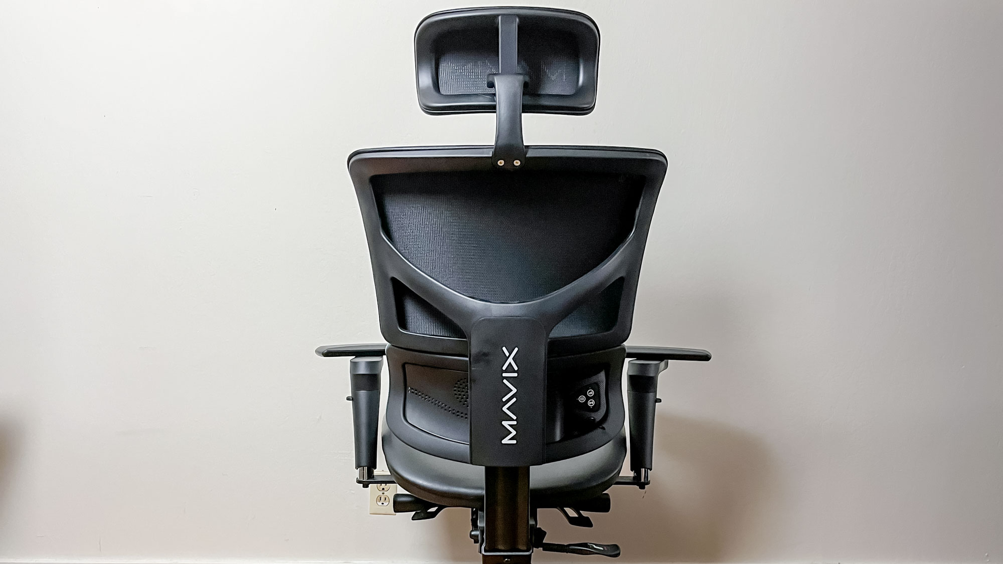 Mavix M9 gaming chair (rear) with optional Elemax unit installed