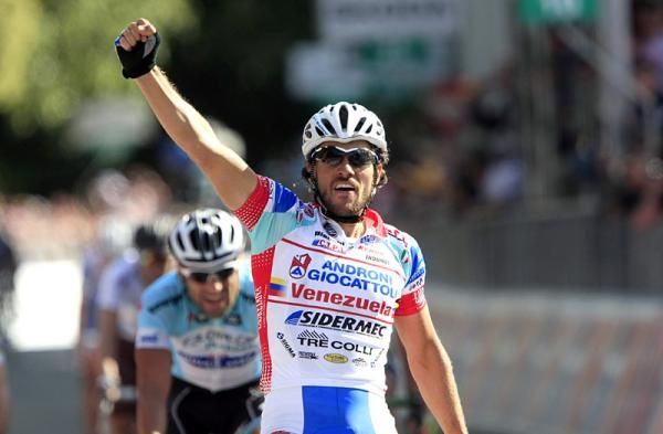 Italian sprinter Roberto Ferrari (Androni Giocattoli) avoided the chaos in the final turn and sprinted to victory.