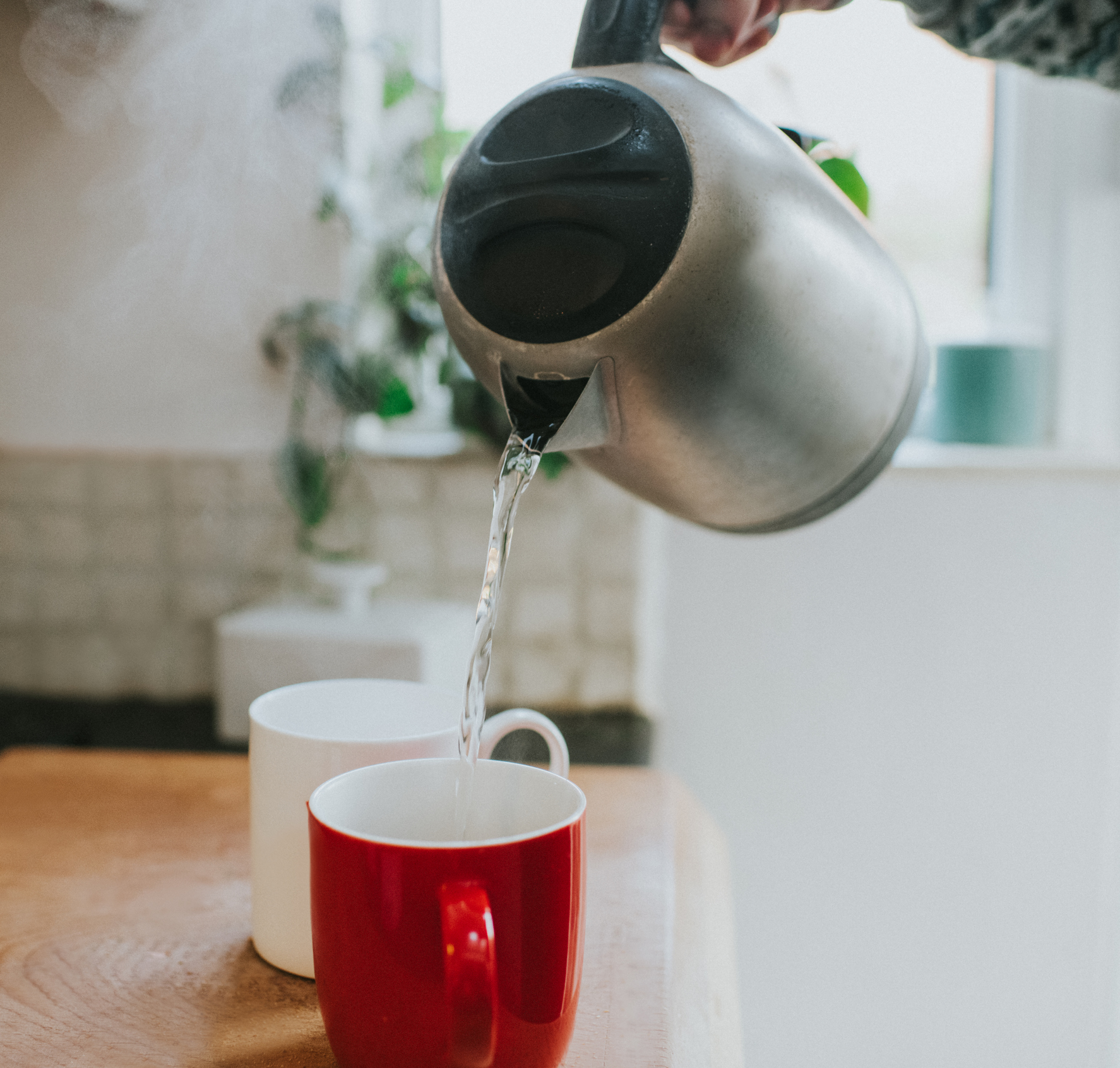 descale a kettle: pouring coffee