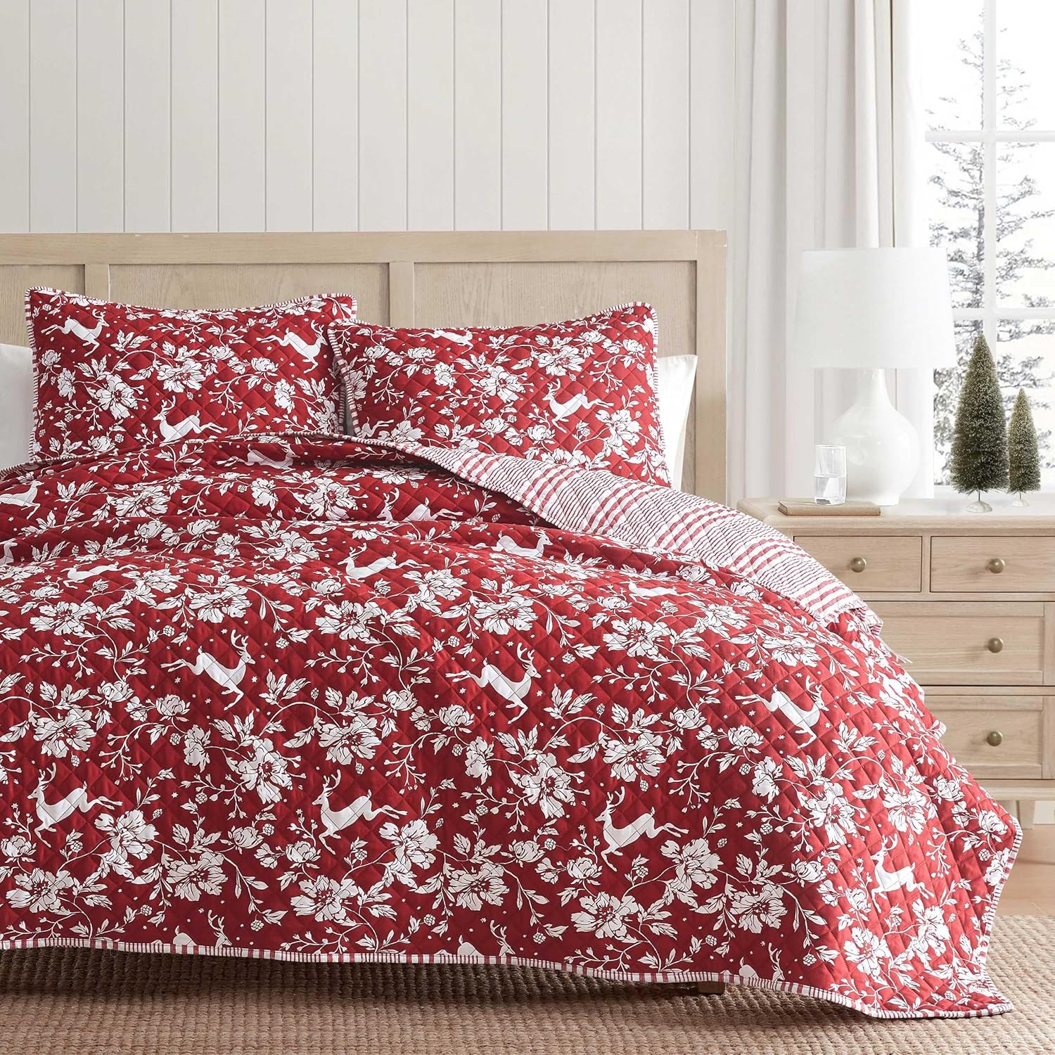 Martha Stewart - King Quilt Set, Classic Quilted Bedding, Lightweight, Incredibly Soft &amp;amp; Wrinkle Resistant Quilt With Matching Pillowcases, 3 Piece Bed Set (dancing Deer Red)