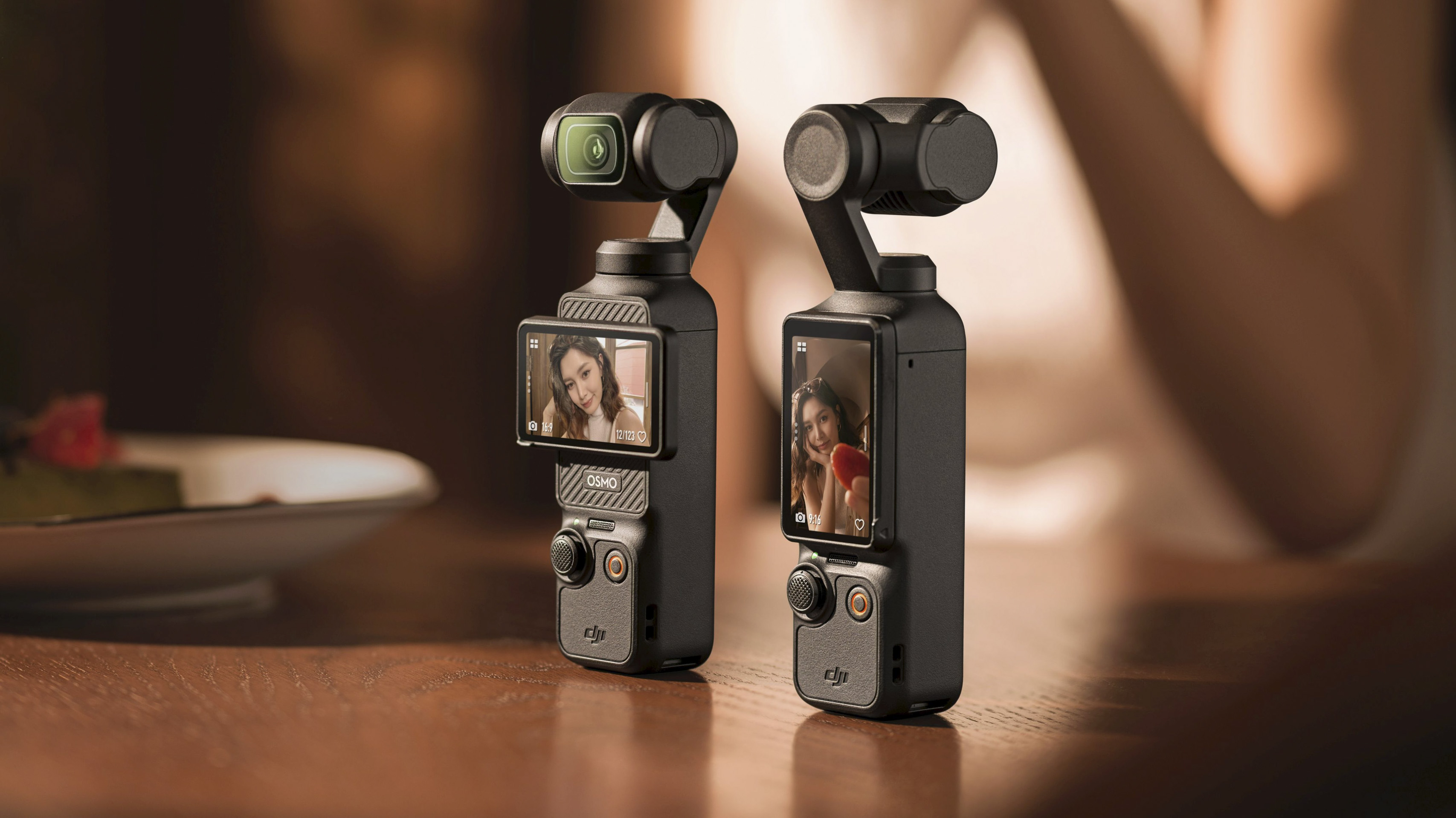 Deux caméras DJI Pocket 3 sur une table avec un écran LCD en orientation portrait et paysage