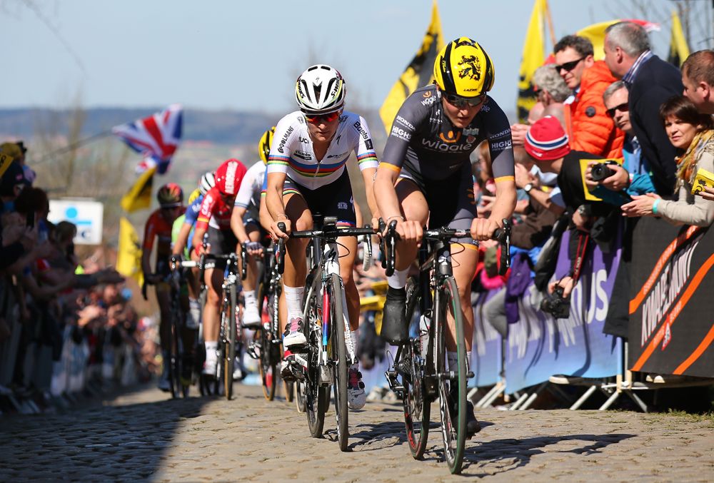 Lizzie Armitstead (Boels Dolmans) sits in second wheel