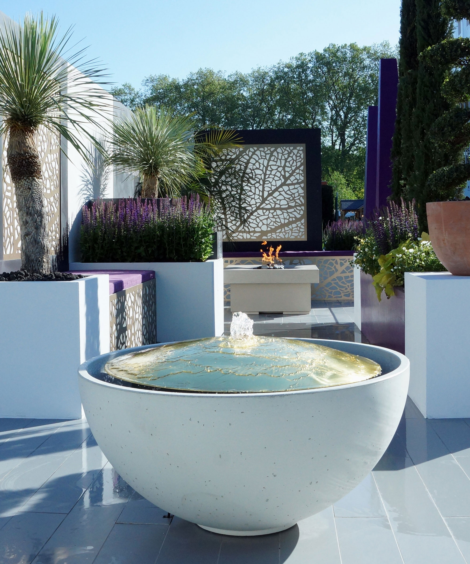 modern courtyard garden with screens and water feature
