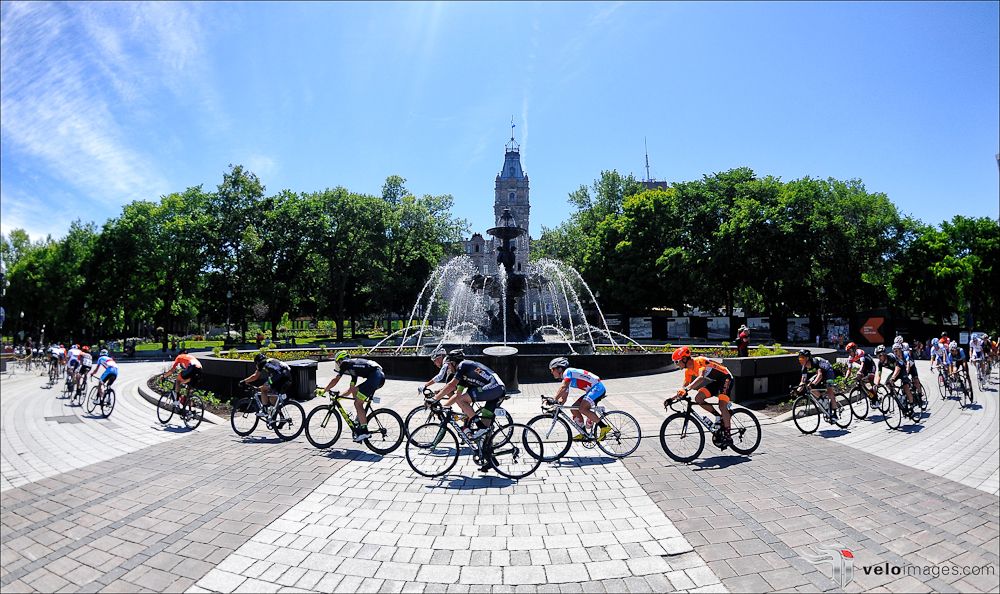The bunch underway in Quebec City for stage 4 at Tour de Beauce.