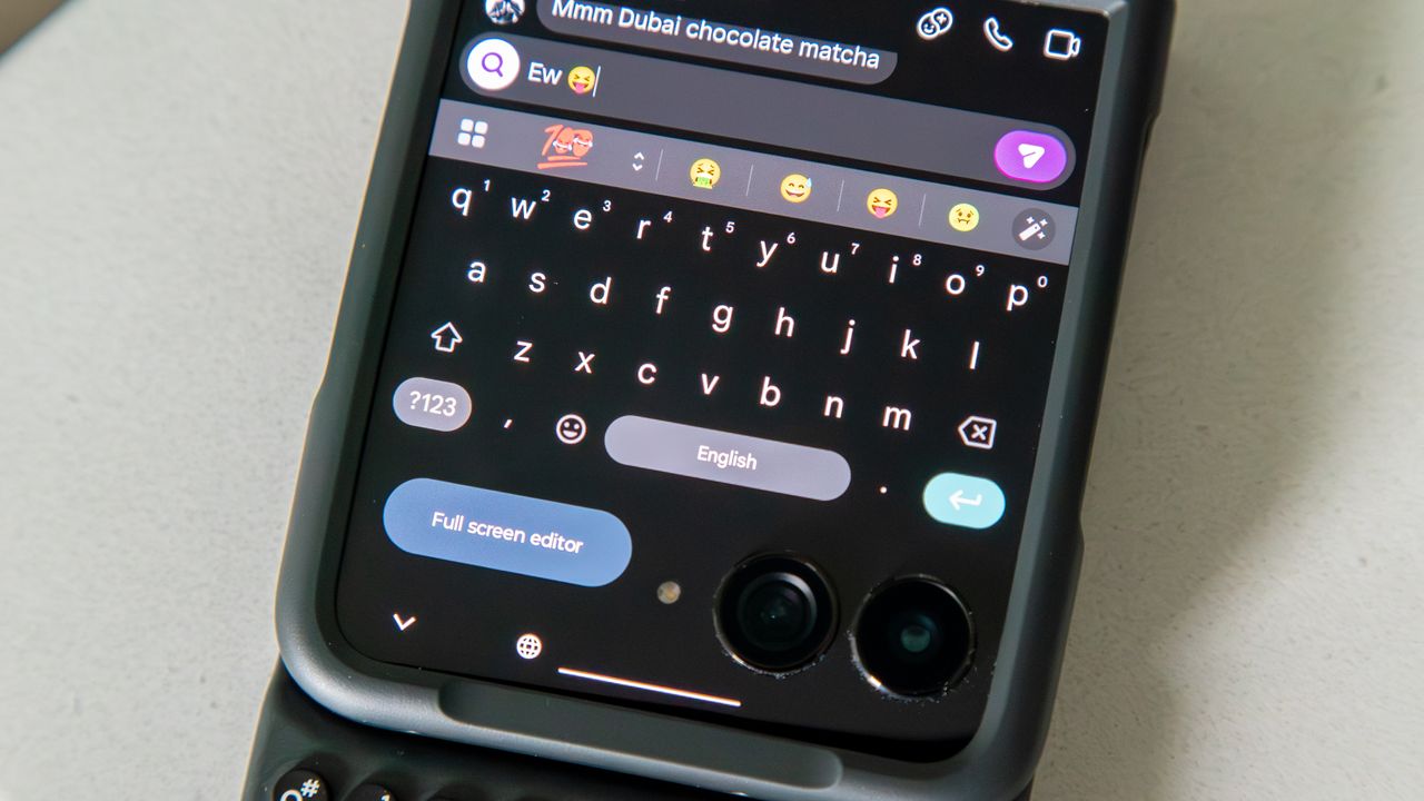 On-screen keyboard on the Razr Ultra 2025 cover screen