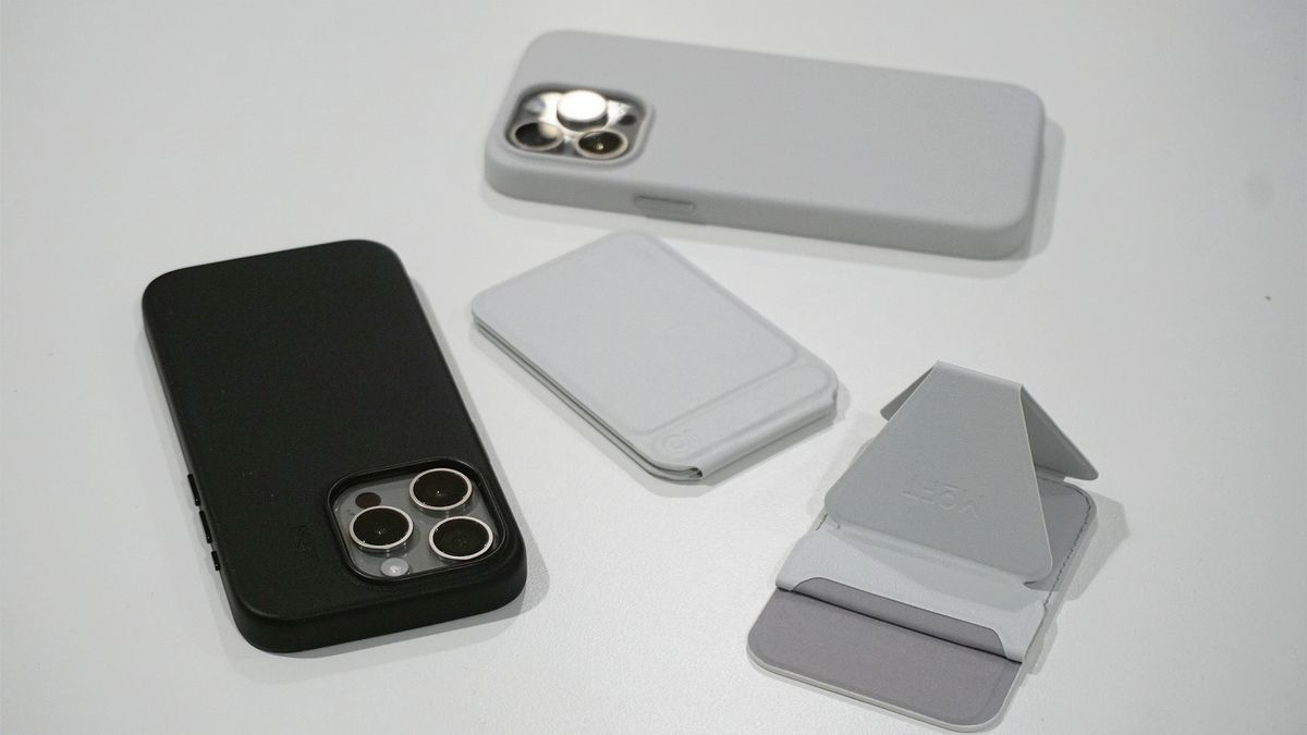 Moft iPhone 15 Pro case plus wallet and tripod MagSafe detached