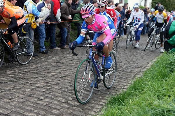 Cristian Murro (Lampre) struggles on the cobbles.