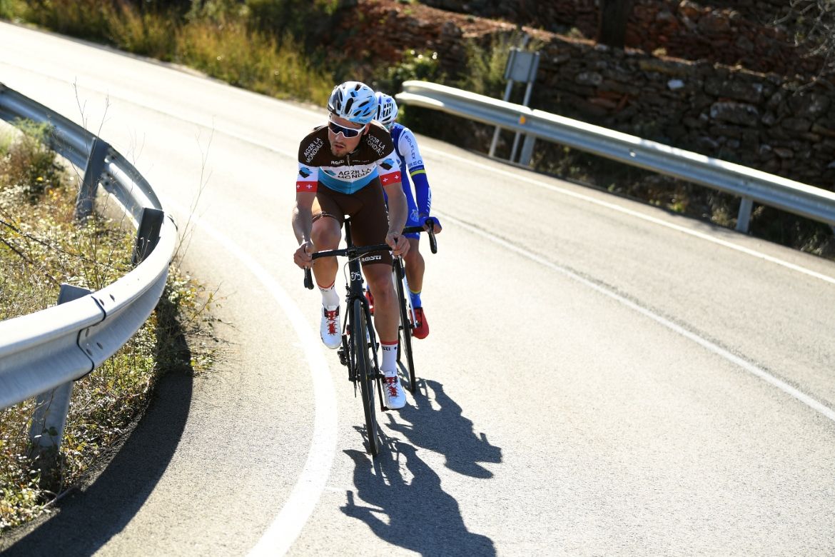 Silvan Dillier attacks
