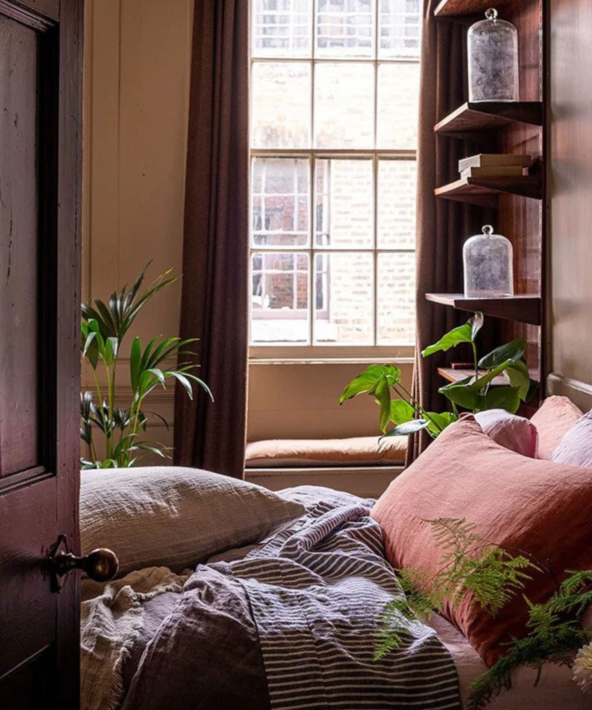 Kamar tidur dengan seprai pas