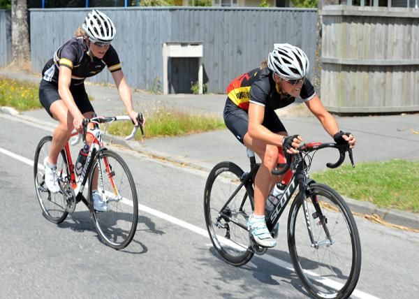 Courtney Lowe (Waikato Bay of Plenty) tries to pull back Nicky Samuals who has slipped off the front of the break