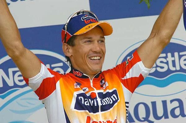 Robbie McEwen (Davitamon-Lotto) celebrates another win