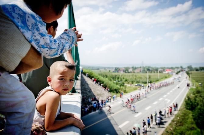 A local kid on the bridge at Tour of China 2012