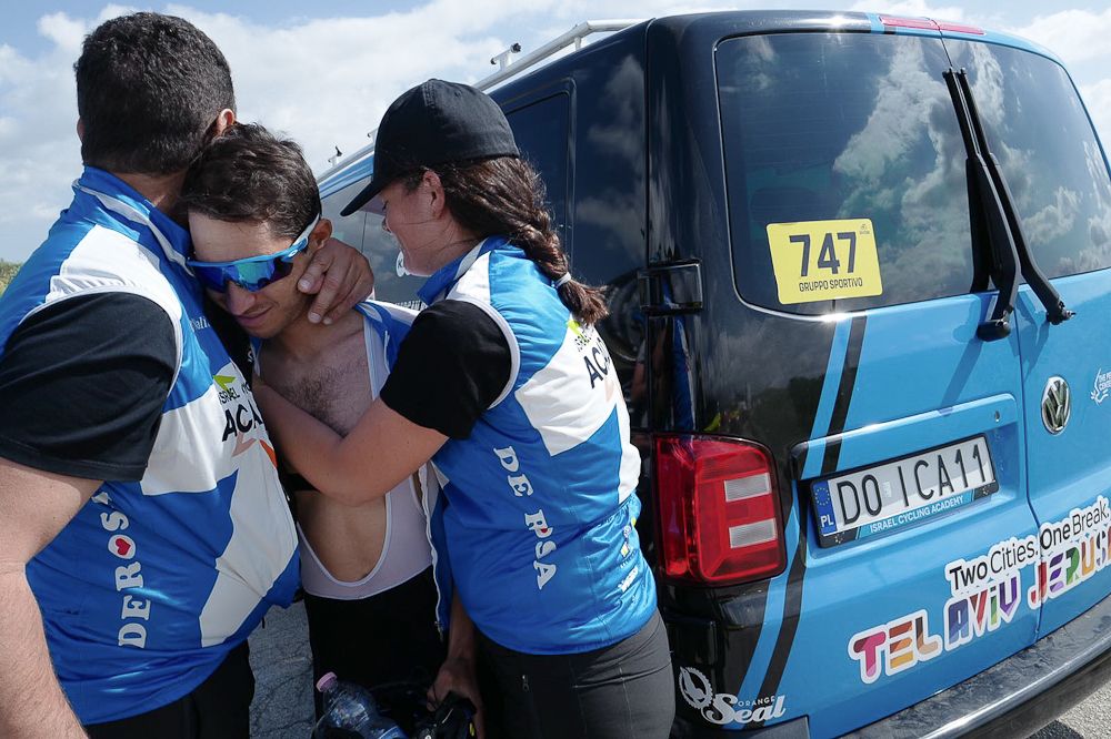 Guy Niv shows the disappointment of having to abandon the 2018 Giro d'Italia