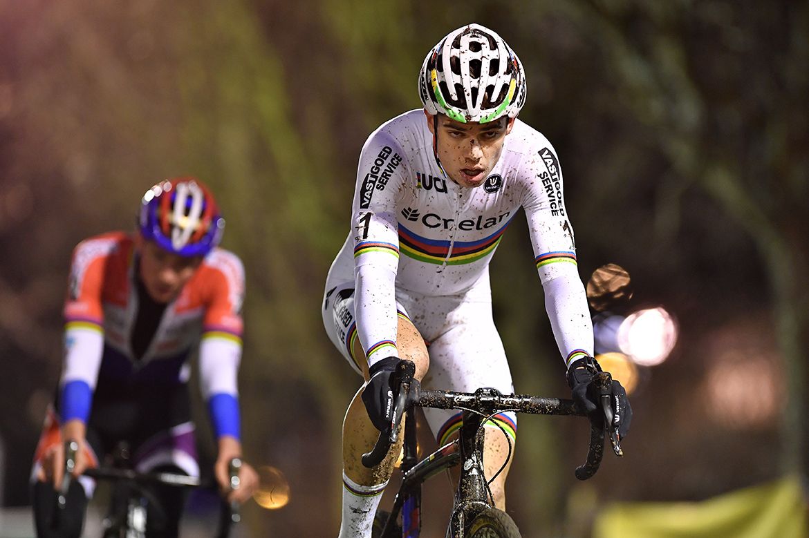 Wout Van Aert (Crelan-Vastgoedservice) leads Mathieu van der Poel (Beobank-Corendon).