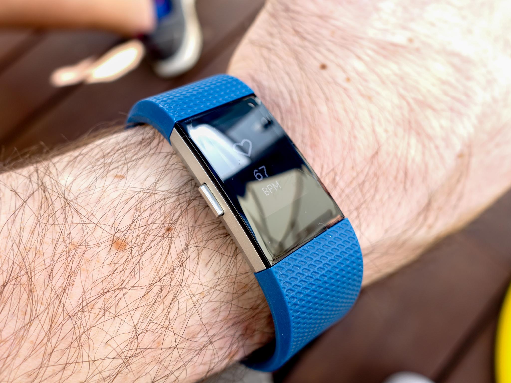 Лучший фитнес браслет 2023. Fitbit charge 2 Battery. Fitbit charge 2 in Sports. Чистить фитнес-трекер.