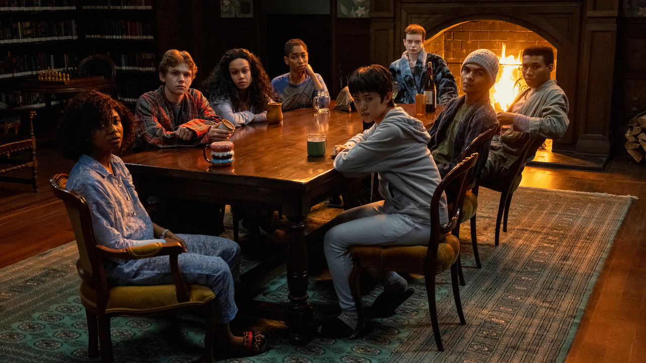Los personajes de The Midnight Club están sentados alrededor de una mesa.