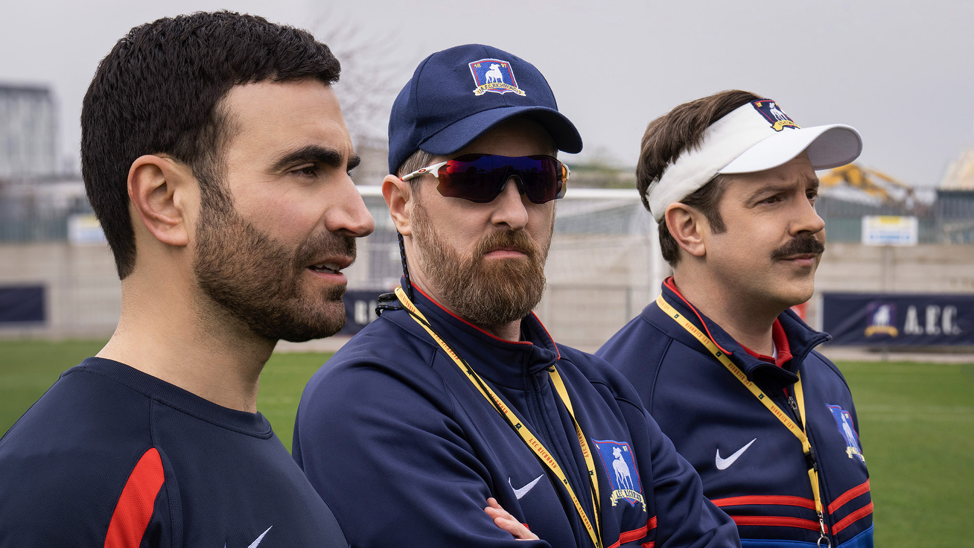 (De izquierda a derecha) Brett Goldstein como Roy Kent, Brendan Hunt como el entrenador Beard y Jason Sudeikis como Ted Lasso en la temporada 3 de Ted Lasso